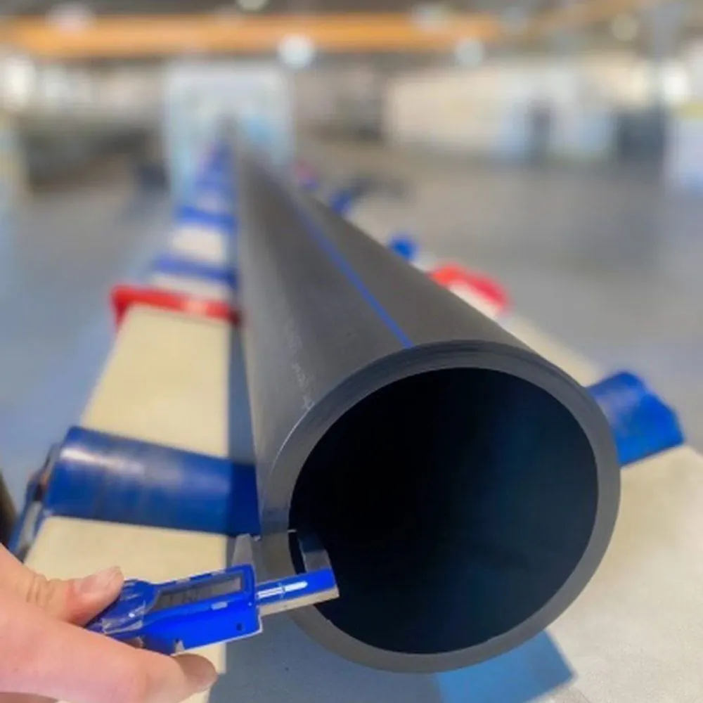 أنبوب HDPE أسود بخطوط زرقاء في المصنع